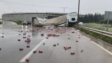 Bursa’da Kaza Yapan TIR’ın Dorsesindeki İçki Kutuları Yola Saçıldı