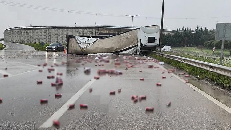 Bursa’da Kaza Yapan TIR’ın Dorsesindeki İçki Kutuları Yola Saçıldı