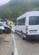 Bursa’da Servis Minibüsü ile Hafif Ticari Araç Çarpıştı: 13 Yaralı