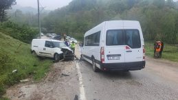 Bursa’da Servis Minibüsü ile Hafif Ticari Araç Çarpıştı: 13 Yaralı