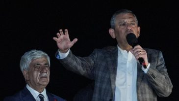 CHP Genel Başkanı Özel, Silivri Mitinginde Sözlerini Sürdürüyor