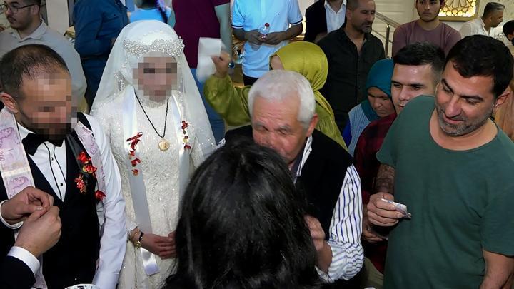 Davetli Gibi Düğüne Gitti, Takı Töreninde Paraları Çalıp Gelin ve Damada Su İkram Etti