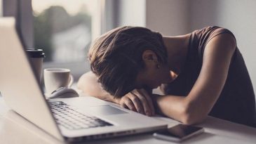 Dikkat Çeken Araştırma: Uzun Süre Oturmak Beyni Küçültüyor