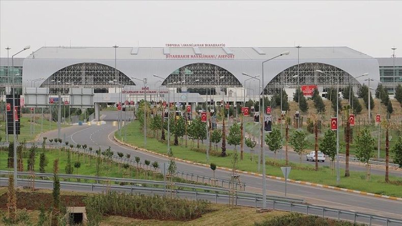 Diyarbakır Havalimanı Pistinde Çatlaklar Oluştu, Uçaklar İnemedi