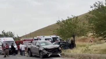 Diyarbakır’da otomobil ile kamyonetin çarpıştığı kazada can kaybı 2’ye çıktı