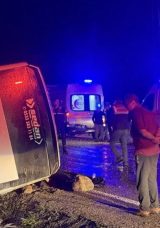 Düzensiz Göçmenleri Taşıyan Midibüs Devrildi: 1 Ölü, 22 Yaralı