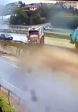 E-5’te Kaygan Yolda 3 Kamyon Kaydı, Facianın Eşiğinden Dönüldü