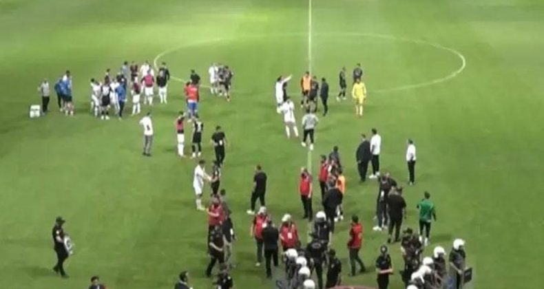 Elazığspor – Vanspor FK Maçında Hakem Yaralandı! Karşılaşma Tatil Edildi
