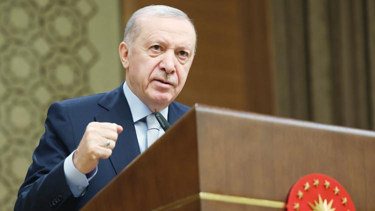 Eline mikrofon alan kendini gazeteci görüyor