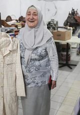 Evi Mağaza, Balkonu Depo! Gülseren Anne’nin Yardım Sevgisi Sokakları Sarıyor