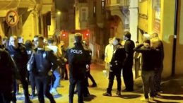 Evini yakmaya çalışan alkollü şahıs engel olmaya çalışanları bıçakla tehdit etti