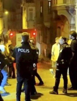 Evini yakmaya çalışan alkollü şahıs engel olmaya çalışanları bıçakla tehdit etti