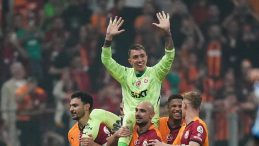 Galatasaray’da Duygusal Vedalar! Muslera ve Mertens Omuzlarda Taşındı…