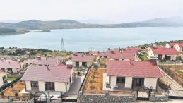 Göl manzaralı deprem konutları tatil beldelerini aratmıyor