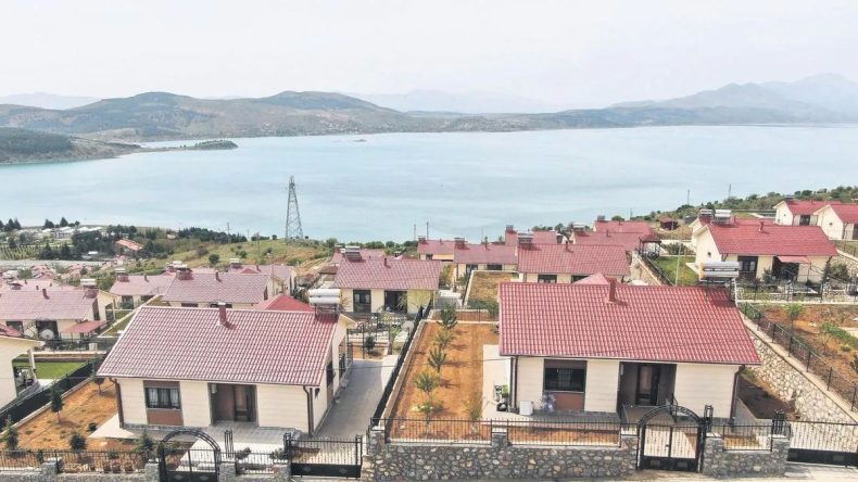 Göl manzaralı deprem konutları tatil beldelerini aratmıyor