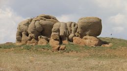 Gören dönüp bir daha bakıyor! Fil şeklindeki kayaların sırrı çözülemiyor