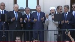 Gümrükçü İshak Ağa Camii İbadete Açıldı