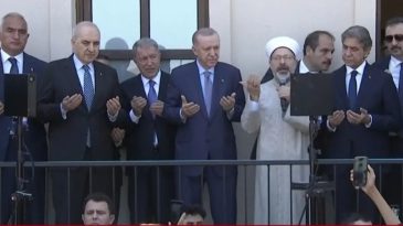 Gümrükçü İshak Ağa Camii İbadete Açıldı