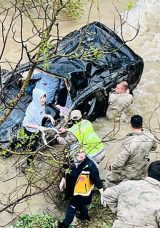 Gümüşhane’de Korkunç Kaza! Hafif Ticari Araç Dereye Uçtu: 1 Ölü, 4 Yaralı