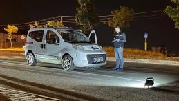 Hafif Ticari Araç Annesi ve Kızına Çarptı: Ağır Yaralı Anne Hayatını Kaybetti!