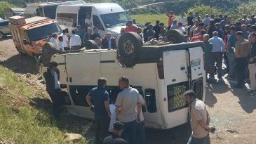 Hakkari’de Servis Minibüsü Takla Attı, 14 Kişi Yaralı
