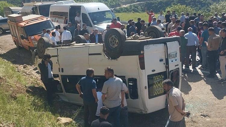 Hakkari’de Servis Minibüsü Takla Attı, 14 Kişi Yaralı