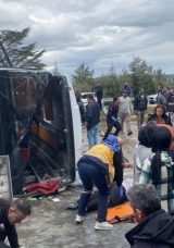 Isparta-Afyonkarahisar Karayolunda Yolcu Midibüsü Devrildi