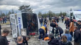 Isparta-Afyonkarahisar Karayolunda Yolcu Midibüsü Devrildi