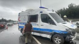 İstanbul’da Hasta Taşıyan Ambulans Kaza Geçirdi