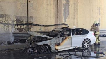 İstanbul’da Seyir Halindeki Otomobil Alev Alev Yandı, Yolda Uzun Kuyruklar Oluştu