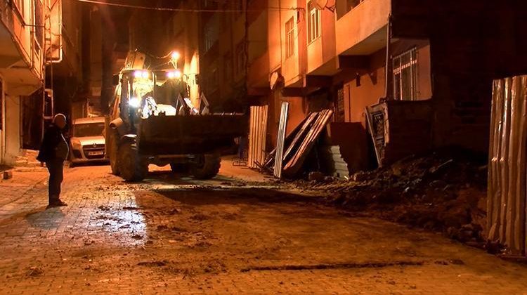 İstanbul’da Toprak Kayması: Yana Eğilen Bina Boşaltıldı