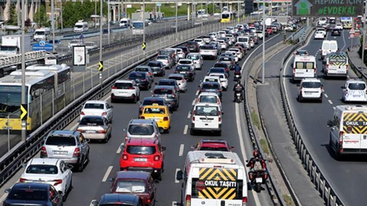 İstanbul’da Yağmur Trafiği Felç Etti! Yoğunluk Yüzde 74’e Ulaştı