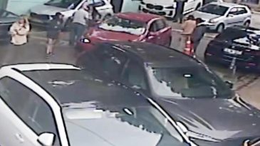İstanbul’da Yayalara Çarpan Araç Güvenlik Kamerasında Görüntülendi