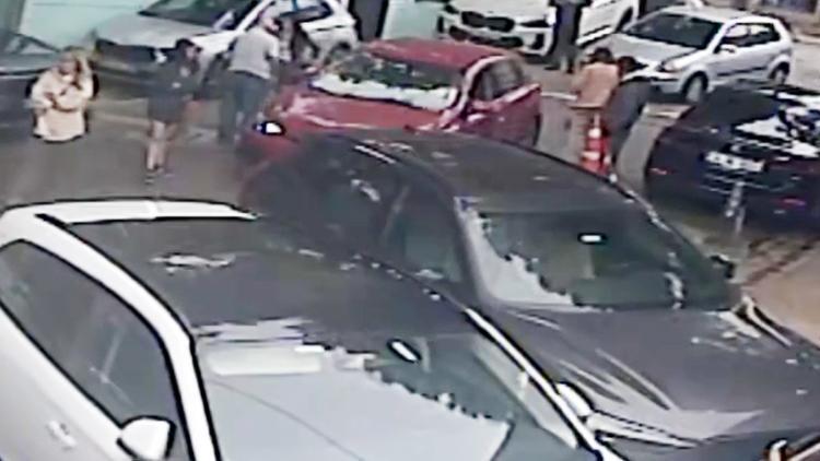 İstanbul’da Yayalara Çarpan Araç Güvenlik Kamerasında Görüntülendi