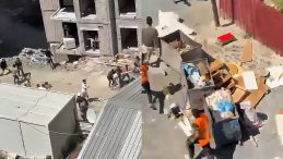 İstanbul’daki site inşaatında kan donduran görüntü: İşçiler taşlı ve sopalarla birbirine saldırdı!