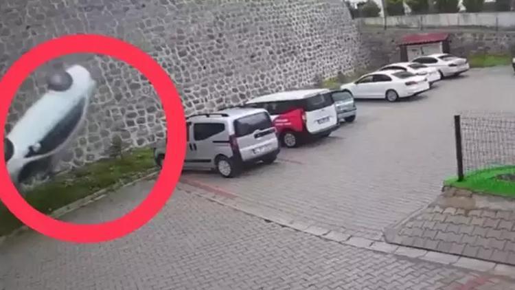 İstinat Duvarından Site Bahçesine Düşen Otomobilin Sürücüsü Hayatını Kaybetti