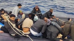 İzmir Çeşme’de 24 Düzensiz Göçmen Kurtarıldı