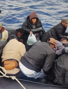 İzmir Çeşme’de 24 Düzensiz Göçmen Kurtarıldı