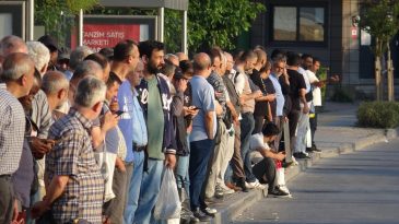 İzmir’de 23 Bin İşçi Greve Çıktı! Otobüs Duraklarında Yoğunluk
