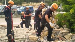 İzmir’de Düğün Salonunun Beton Kemerinin Çöktüğü Kaza: Bir Doktor Hayatını Kaybetti, Eşi Yaralı