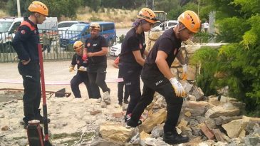 İzmir’de Düğün Salonunun Beton Kemerinin Çöktüğü Kaza: Bir Doktor Hayatını Kaybetti, Eşi Yaralı