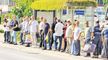 İzmirliler Durakta Belediyecilik Bekliyor!