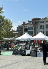 Kadınlar, İsrail’e karşı Nehirden Denize Özgür Filistin! için oturuyor