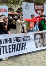 Kadınlar, İsrail’e Karşı Yağmura Rağmen Oturma Eylemini Sürdürüyor