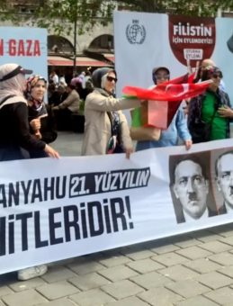 Kadınlar, İsrail’e Karşı Yağmura Rağmen Oturma Eylemini Sürdürüyor