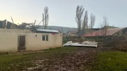 Kars’ta Fırtına, Okul ve Evlerin Çatısını Uçurdu