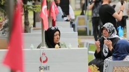 Kayseri’de Şehit Anneleri Anneler Günü’nde Evlatlarıyla Şehitlikte Buluştu