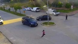 Kazanın Yeri Adana: Yola Fırlayan Çocuğa Hafif Ticari Araç Çarptı!