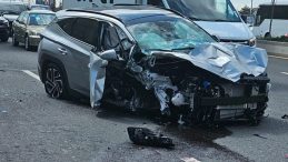Kazanın Yeri Ankara: Kontrolden Çıkan Araç, Otobüs Durağına Çarptı! 2 Kişi Ağır Yaralı