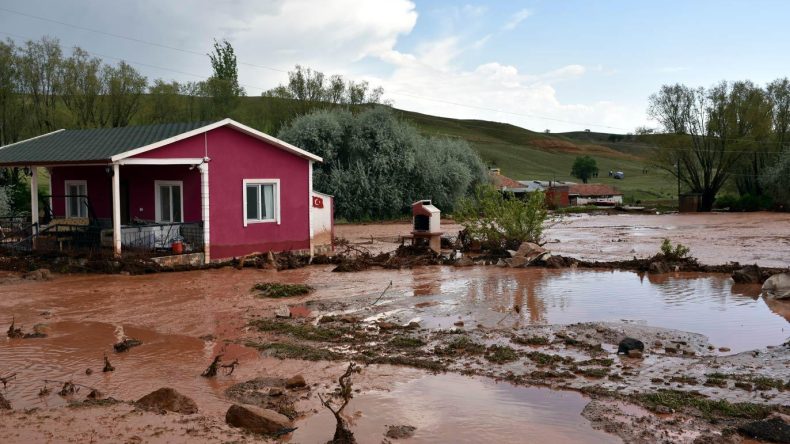 Kırıkkale’yi sağanak vurdu! Dereler taştı, ev ve iş yerlerini su bastı